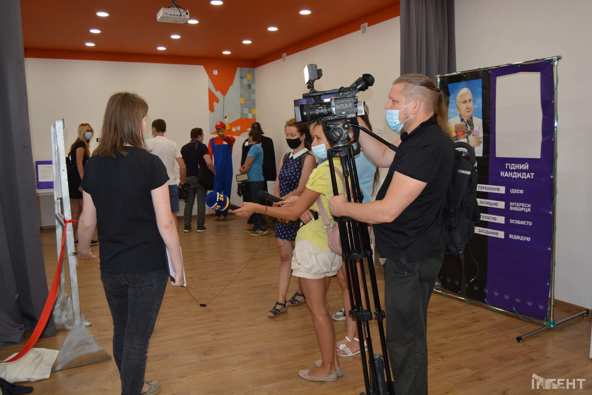 Секондхенд, кіногерої та агітаційна аптечка: в Одесі відкрився "Музей виборчого трешу"