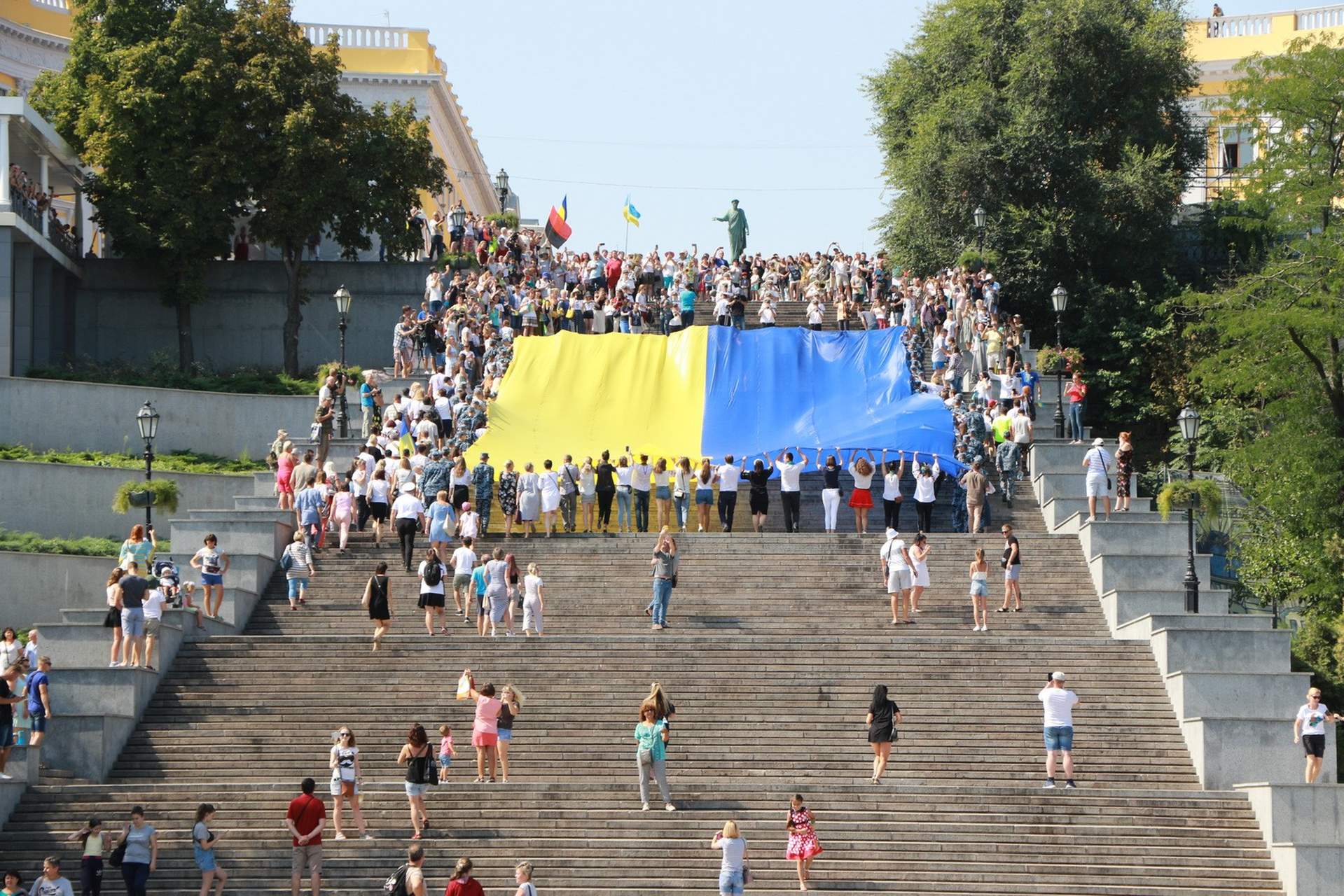 В Одессе развернули 28-метровый флаг Украины и посвятили акцию заложникам Кремля