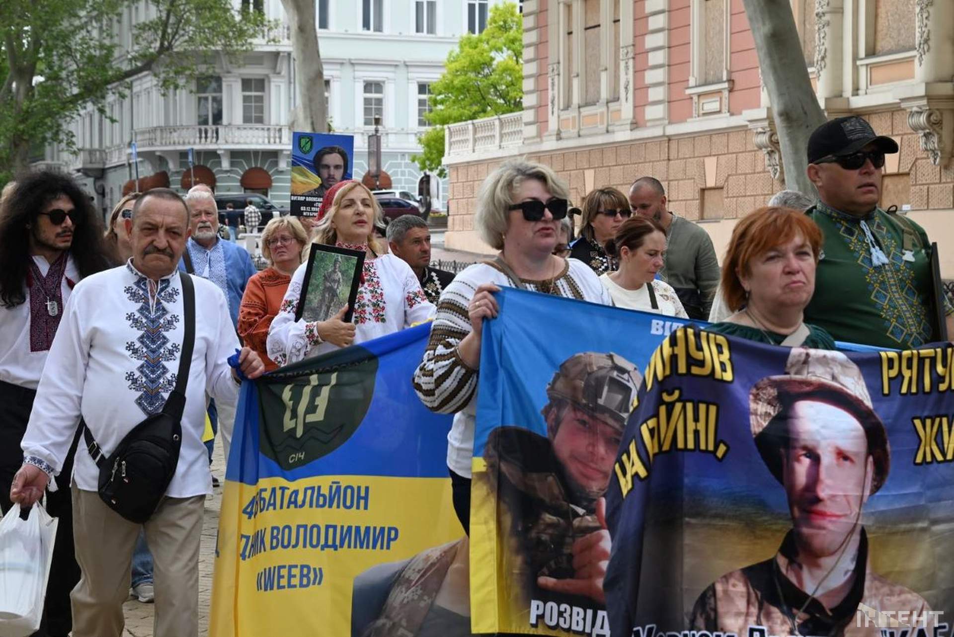 Лампадки, стрічки та хода пам’яті: в Одесі відбулася акція до Дня вишиванки