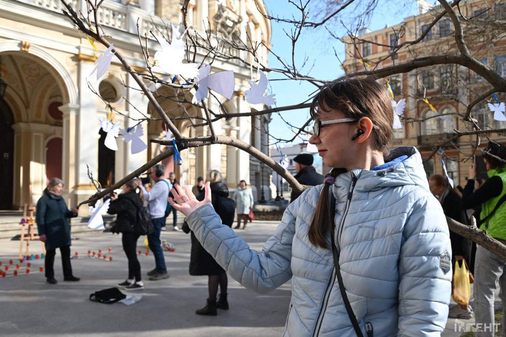 В Одесі вшанували пам'ять вбитих росіянами у драмтеатрі Маріуполя