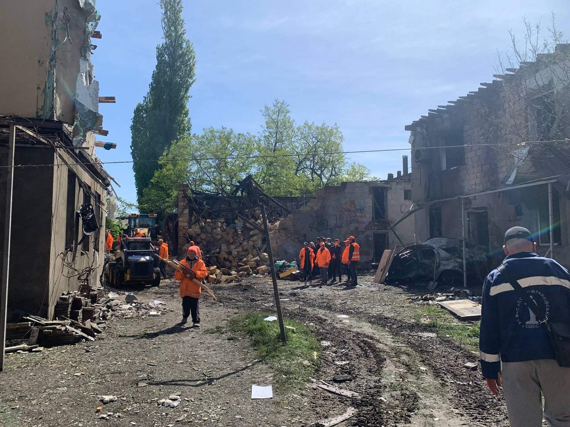 Наслідки влучання російського дрона в житлові будинки Одеси у світлинах