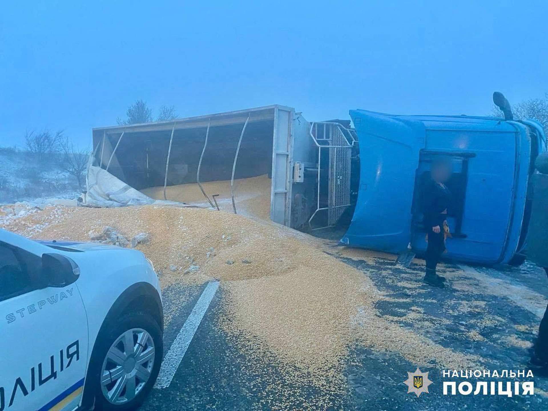 Заборонений рух трасами та знеструмлення: на Одещині вирує негода