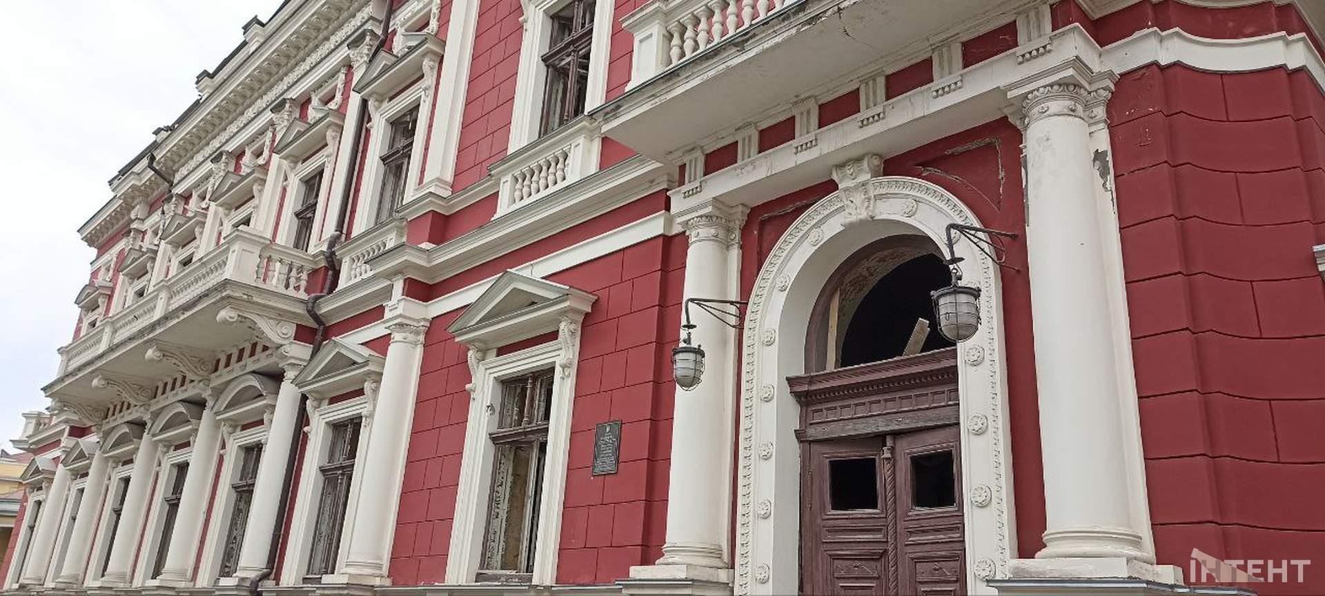 Наслідки нічної атаки росіян по Одесі в світлинах Інтента