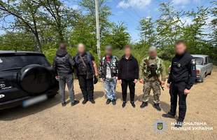 Поліцейські затримали перевізника людей через кордон за 11 тисяч доларів