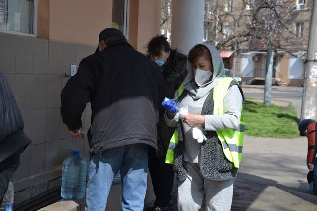 В масках и не ближе метра: одесские бюветы перевели на специальный режим работы