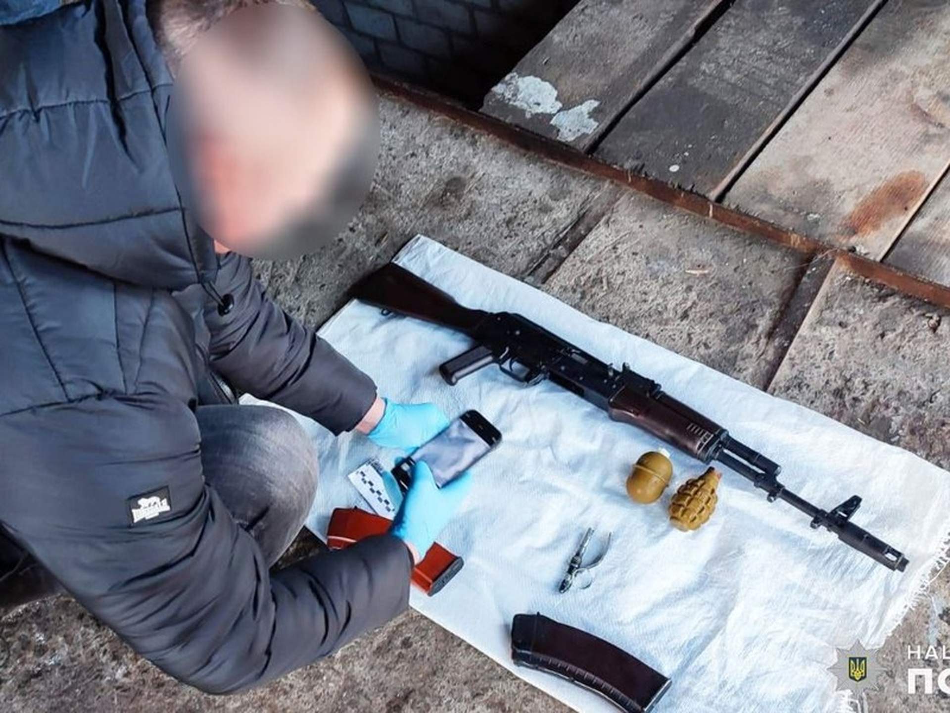 Житель Вознесенська зберігав зброю та гранати в гаражі