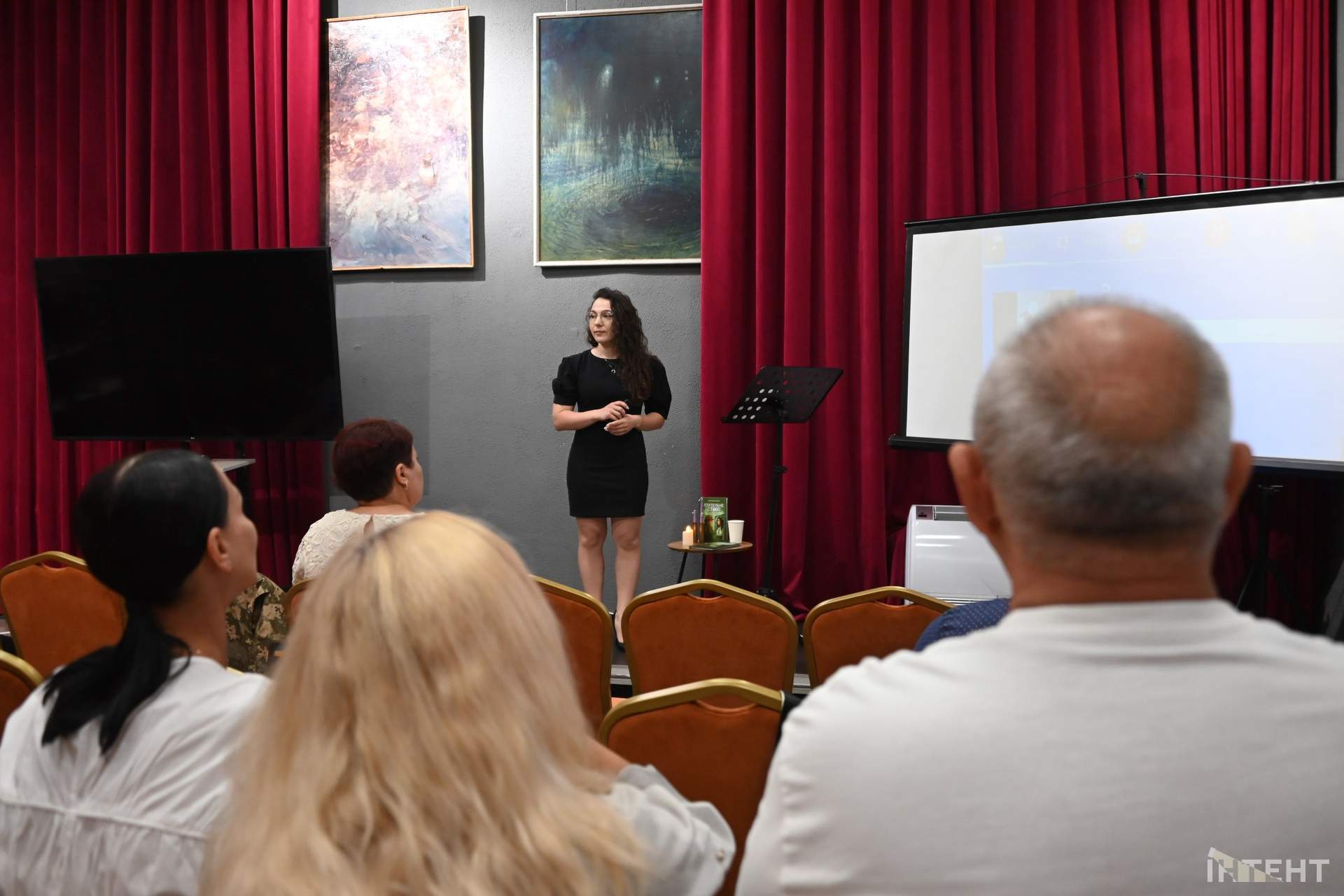 Ветеранка презентувала в Одесі присвячену загиблому на війні батькові книгу