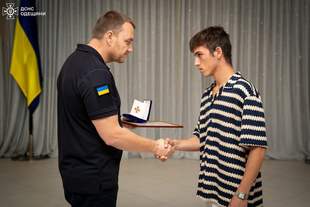 Юноша из Одесской области спас друга из-под завалов и получил награду от ГСЧС