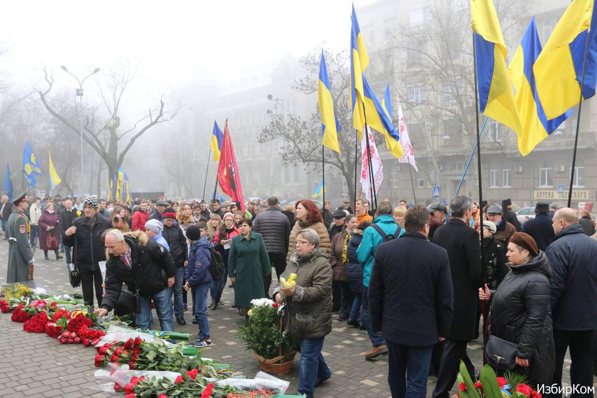 Одесситы принесли цветы к памятнику Шевченко и потребовали освободить Савченко