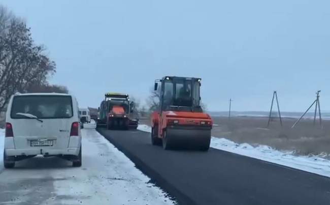 Служба автомобільних доріг не прийматиме роботи від підрядника, який клав асфальт на сніг