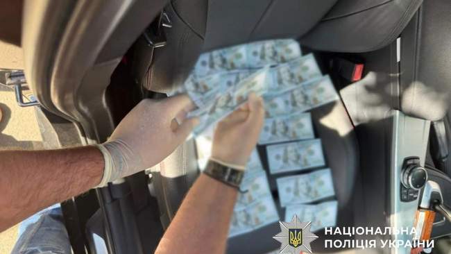 Вилучення хабаря. ФОТО: od.npu.gov.ua