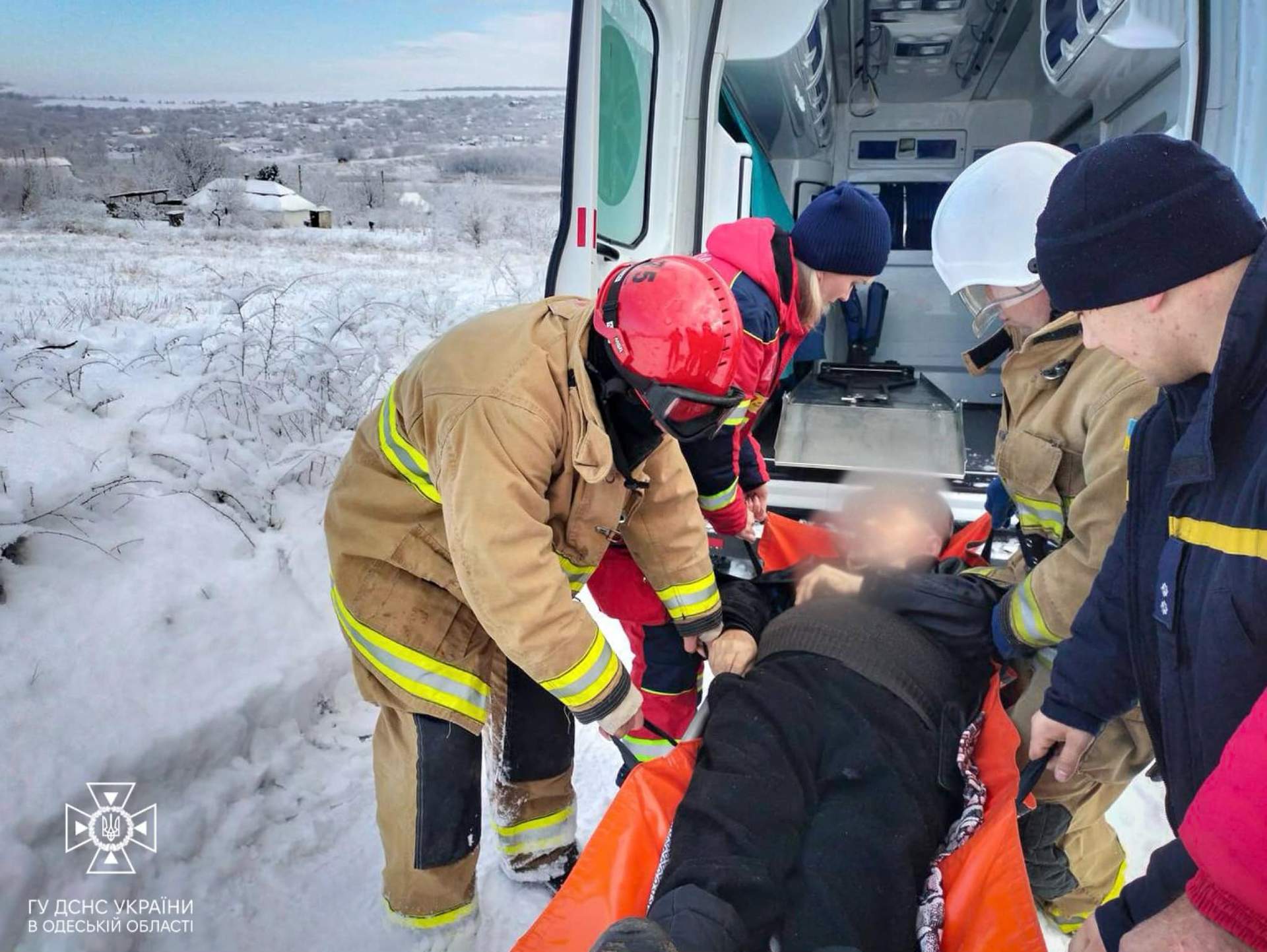 На Одещині рятували з засніженого села чоловіка, якому стало погано