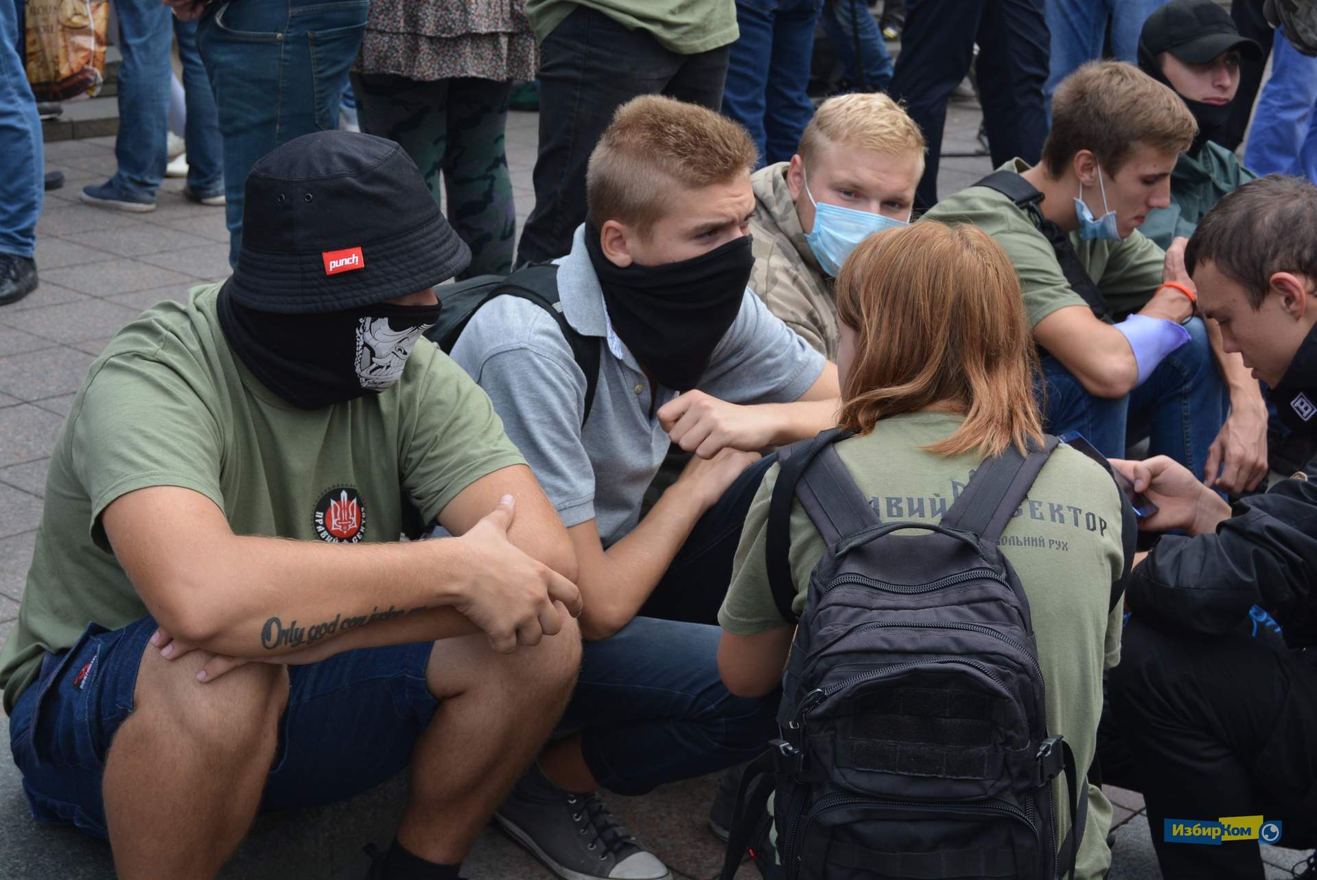 Сессия Одесского городского совета: потасовки с митингующими и попытки экс-нардепа попасть в здание мэрии