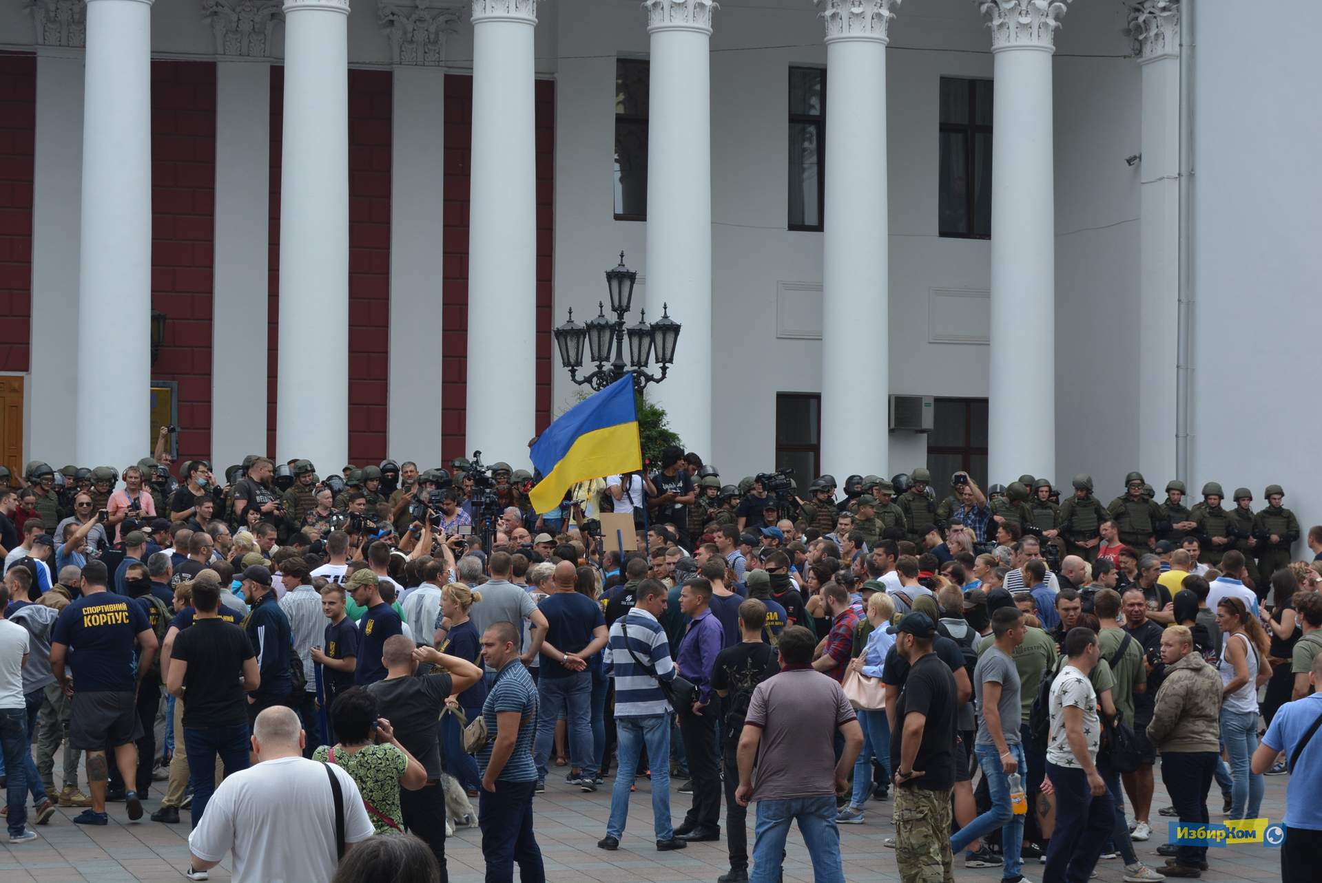 Сессия Одесского городского совета: потасовки с митингующими и попытки экс-нардепа попасть в здание мэрии