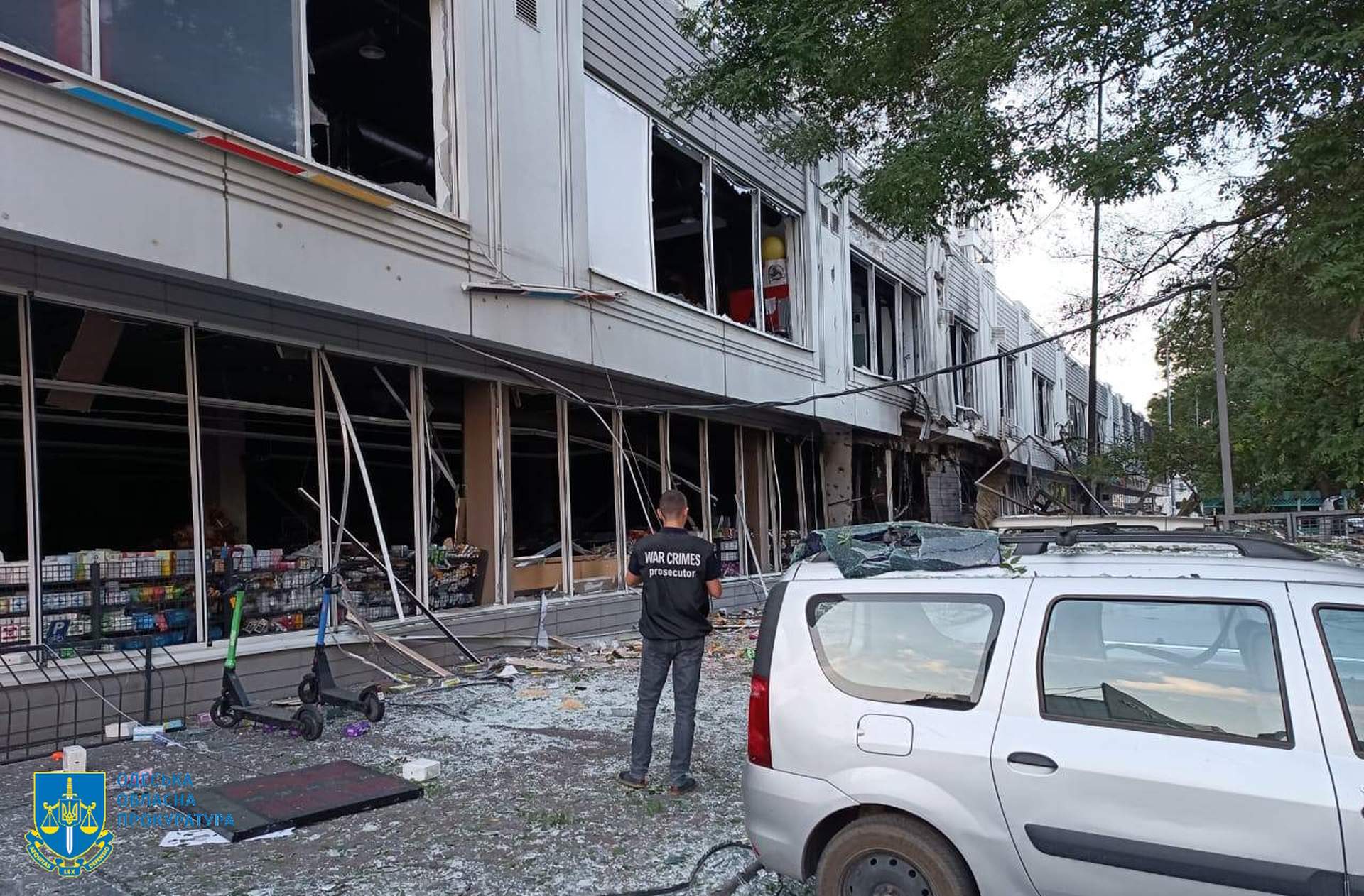Внаслідок атаки росіян в Одесі палали автівки на стоянці та постраждала людина
