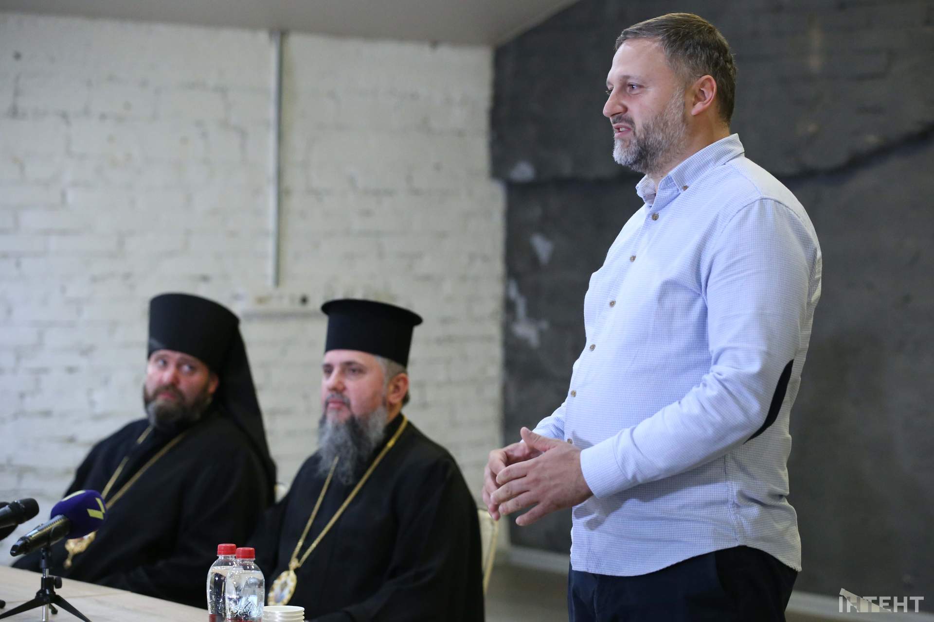 "Коли нас багато, ми можемо творити чудеса": Митрополит Епіфаній зустрівся з волонтерами