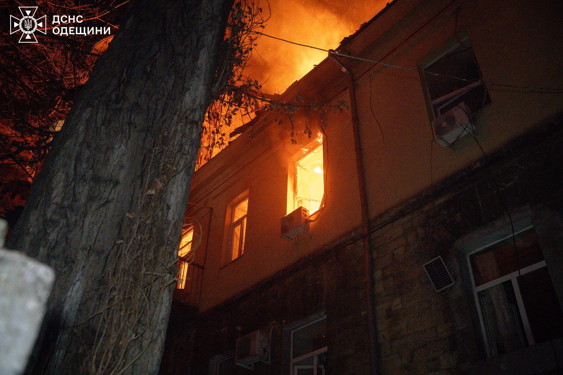 Внаслідок атаки російських дронів в Одесі горів житловий будинок