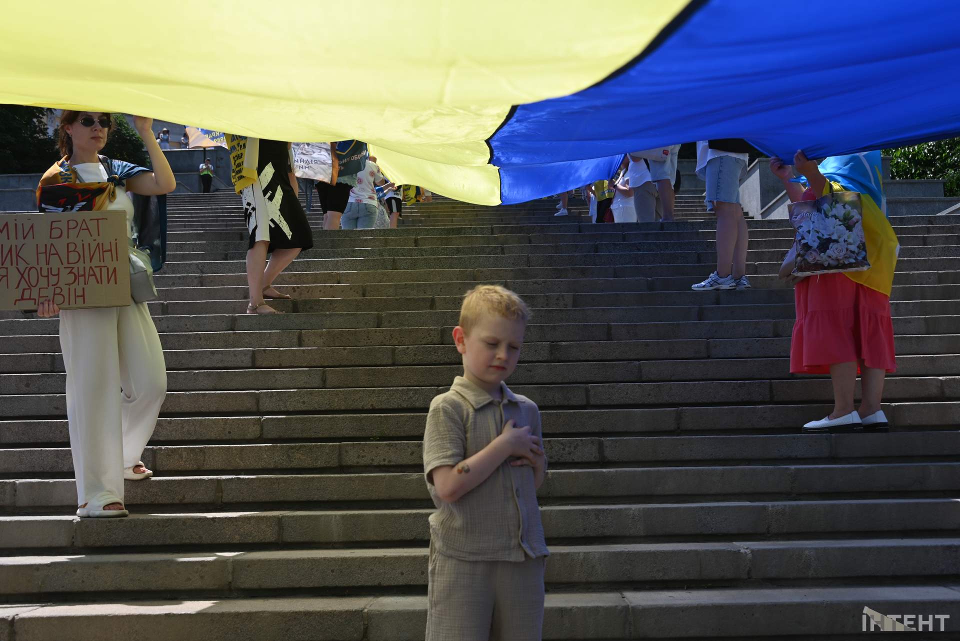 Родичі полонених розгорнули в Одесі 100-метровий прапор до Дня Конституції