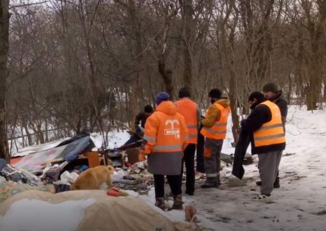 Одеські комунальники ліквідували наметове містечко на приморських схилах