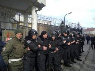 В Одессе у российского консульства распылили газ, пострадали журналисты