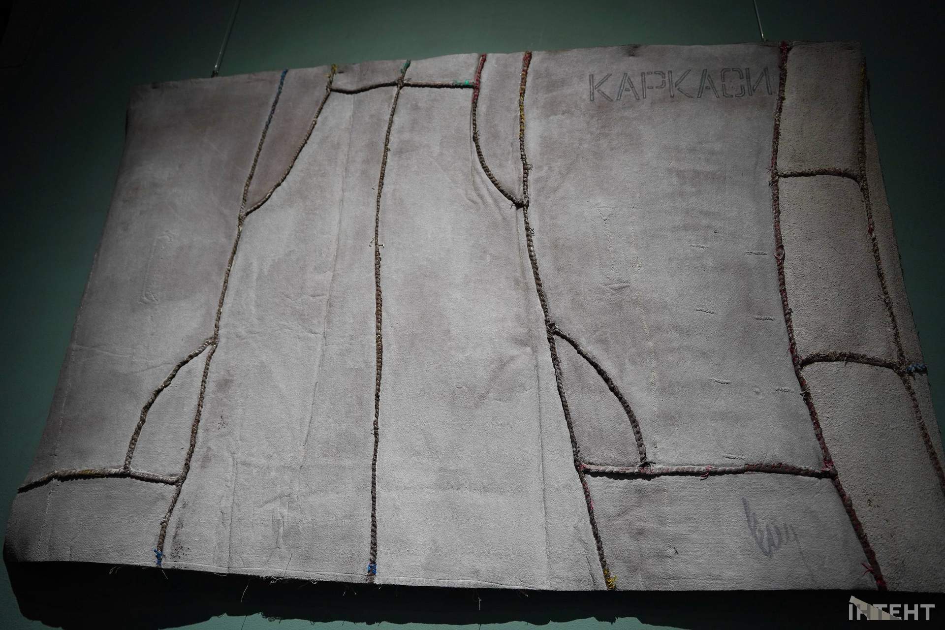 "Поміж предметів": в Одесі стартувала виставка іронічного художника