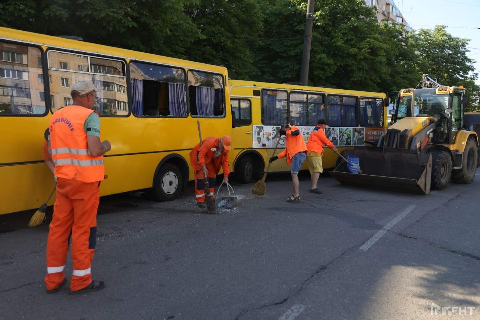 Зранку в Одесі росіяни поцілили в зупинку транспорту й поранили людей