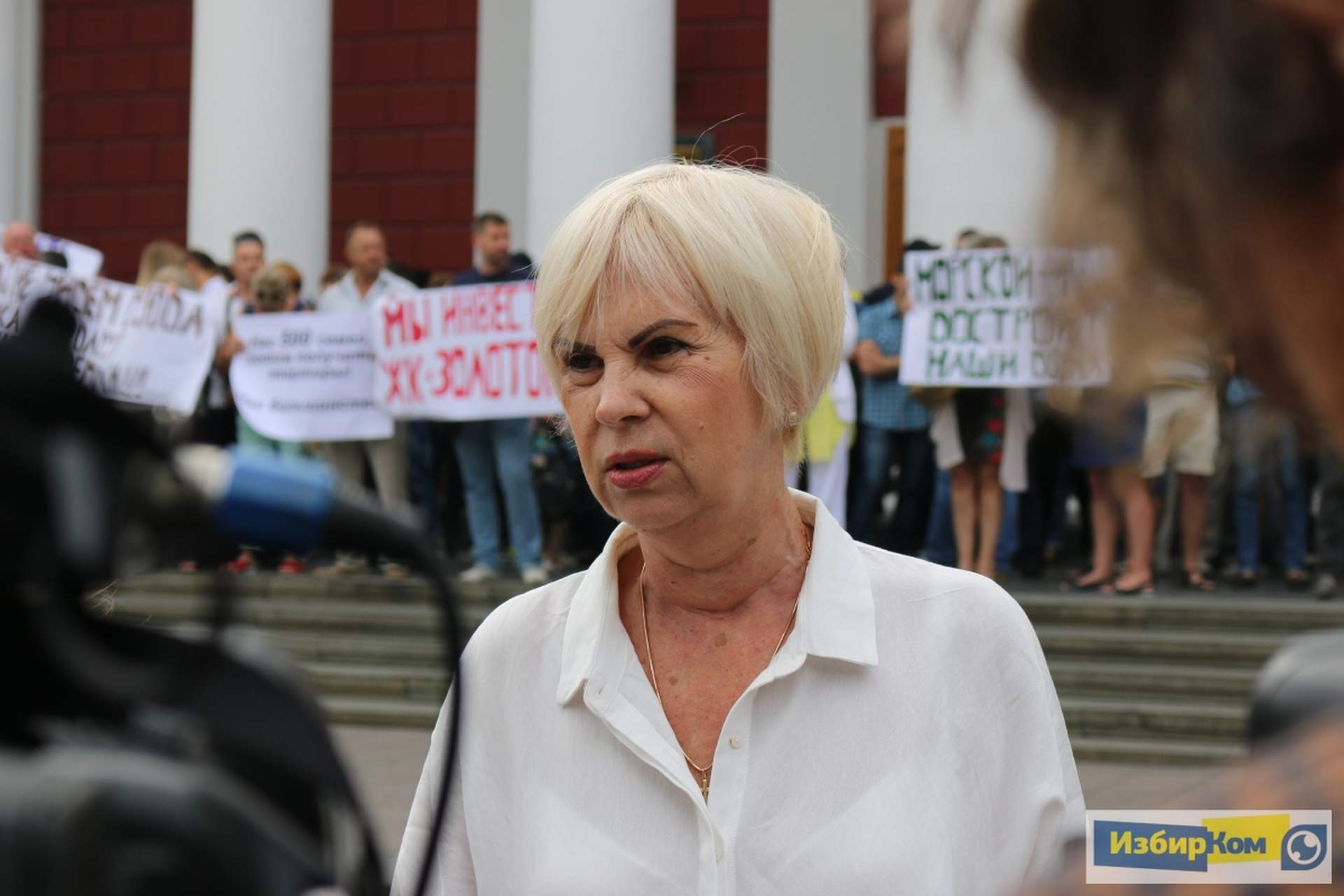 Сессия Одесского городского совета: недопуск журналистов и покупка дубинок муниципальной охране