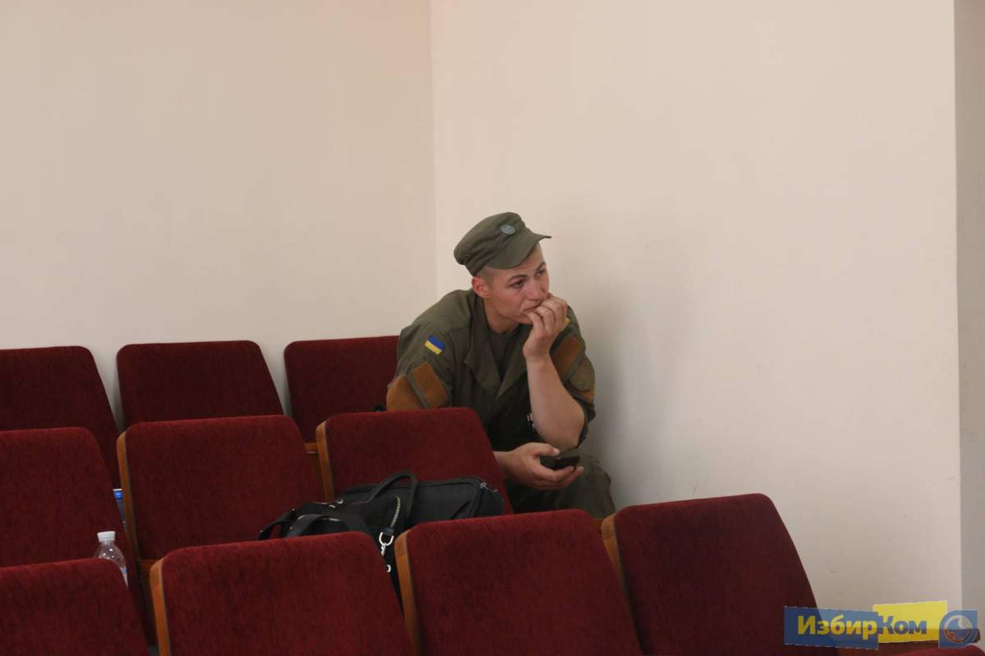 Сессия областного совета: шины, камуфляж и фото на память