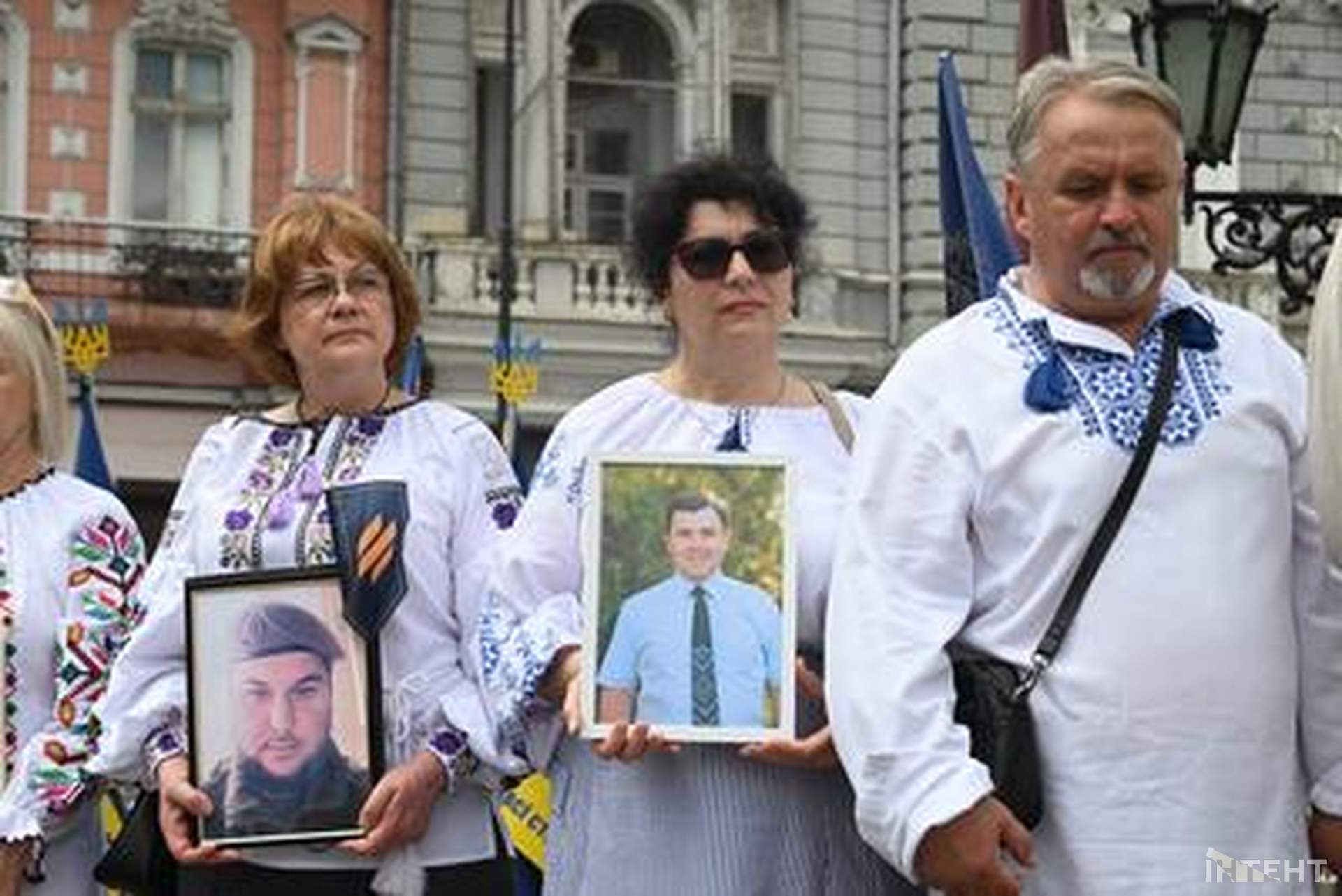 Лампадки, стрічки та хода пам’яті: в Одесі відбулася акція до Дня вишиванки