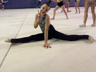 Дитина, що втратила ногу через обстріл Затоки, взяла участь у змаганнях з гімнастики