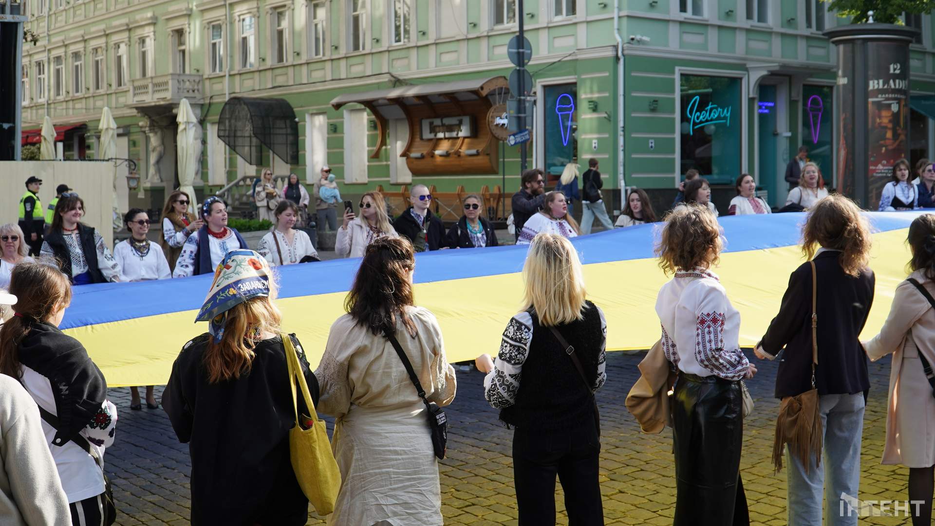 В Одесі розгорнули великий прапор України у Всесвітній день вишиванки
