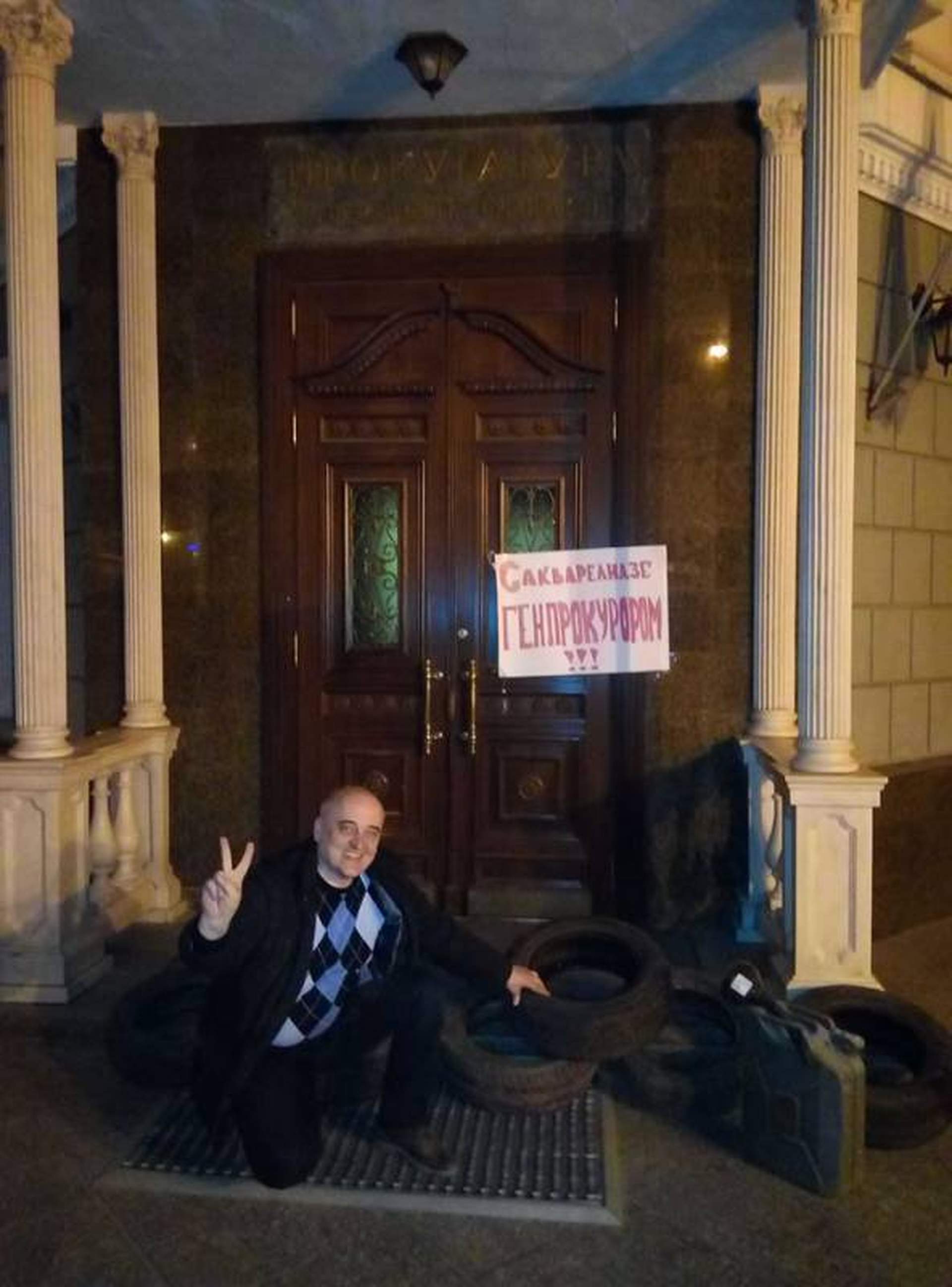 Перед дверью прокуратуры Одесской области сложили шины и повесили чучело