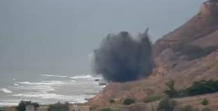 Военные моряки расстреляли из пулемета мину на побережье Одесской области