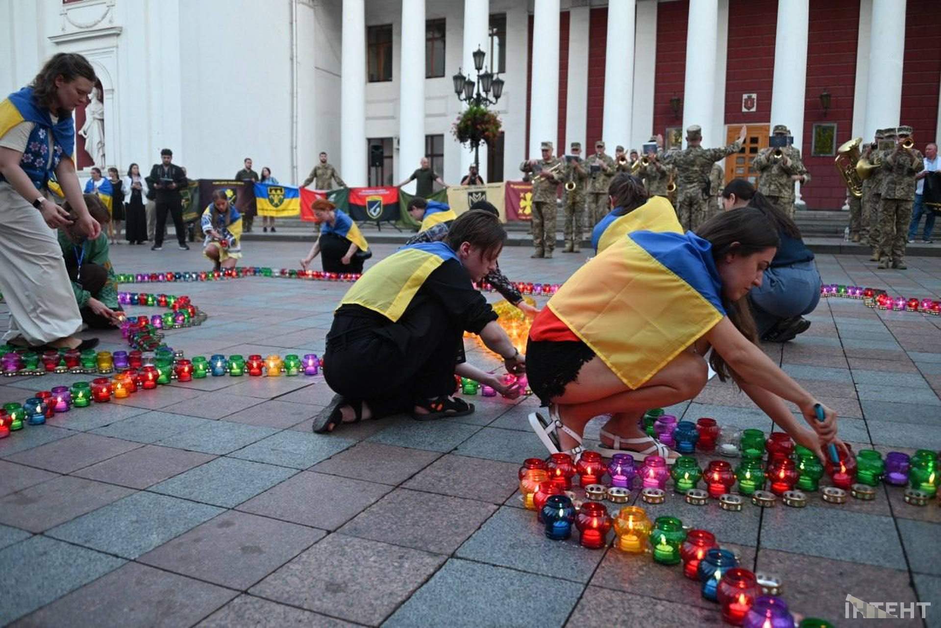 Лампадки, панахида та військовий оркестр: в Одесі стартував Вишиванковий фестиваль