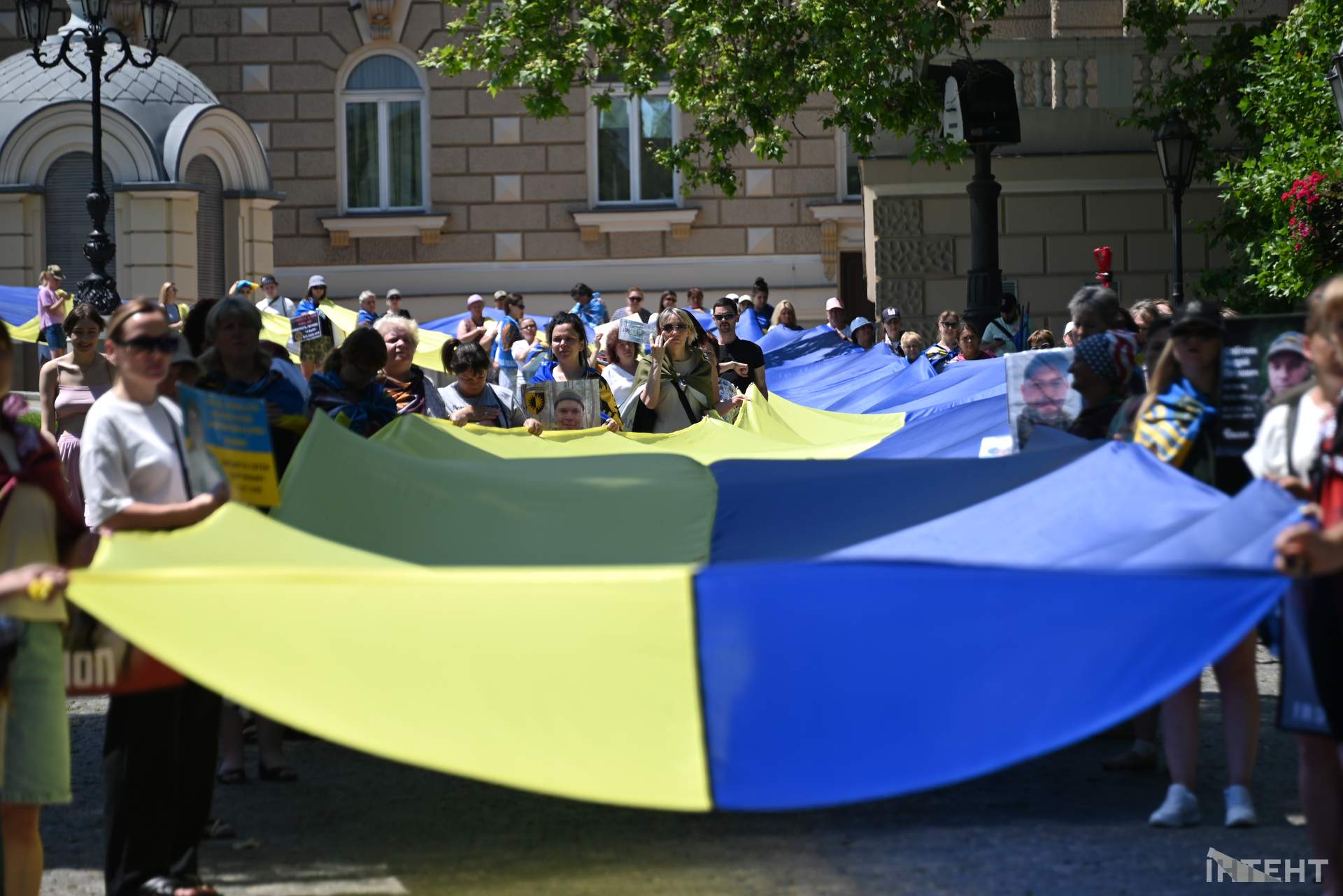 Родичі полонених розгорнули в Одесі 100-метровий прапор до Дня Конституції