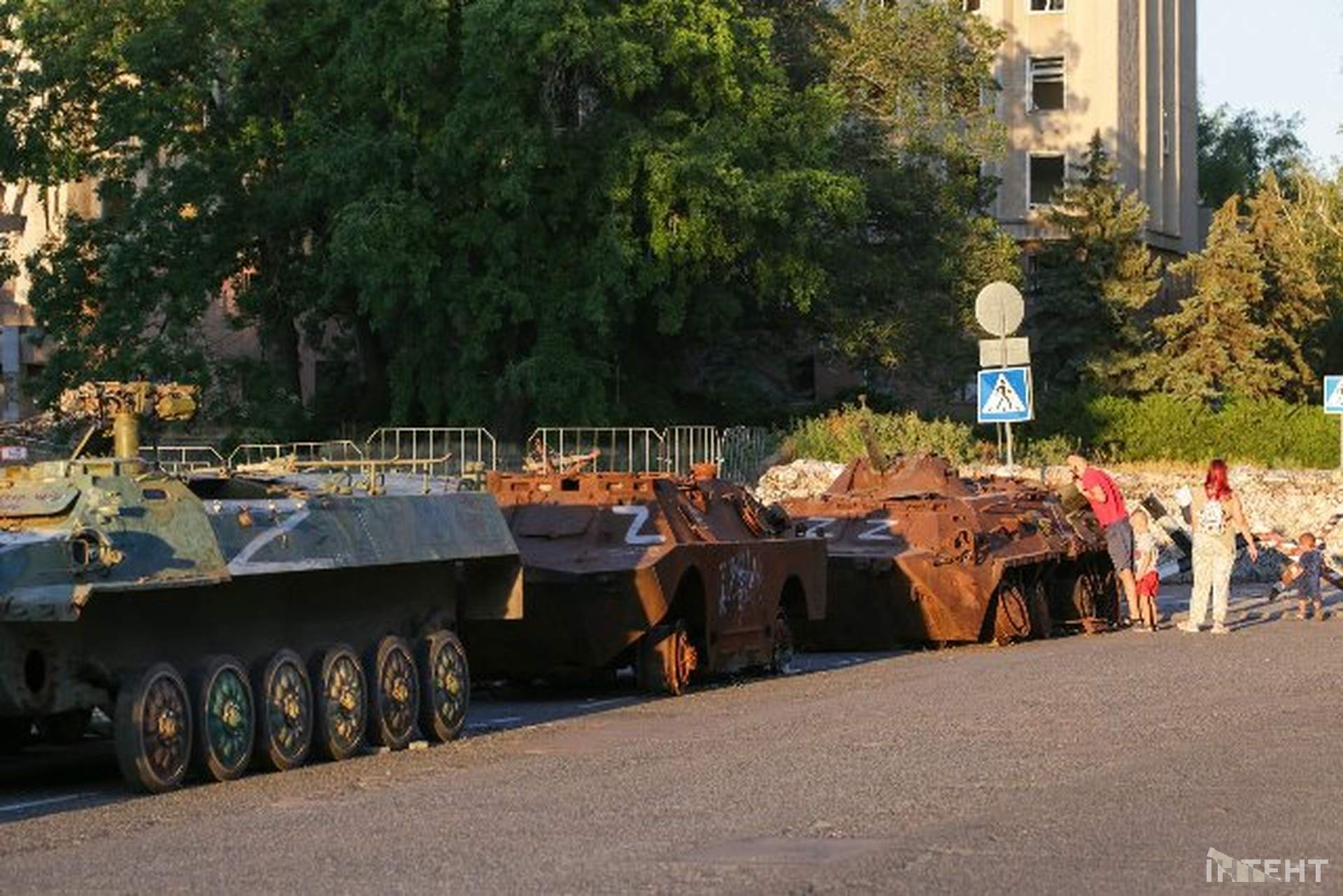 Розтрощена техніка окупантів в центрі Миколаєва у світлинах Інтента
