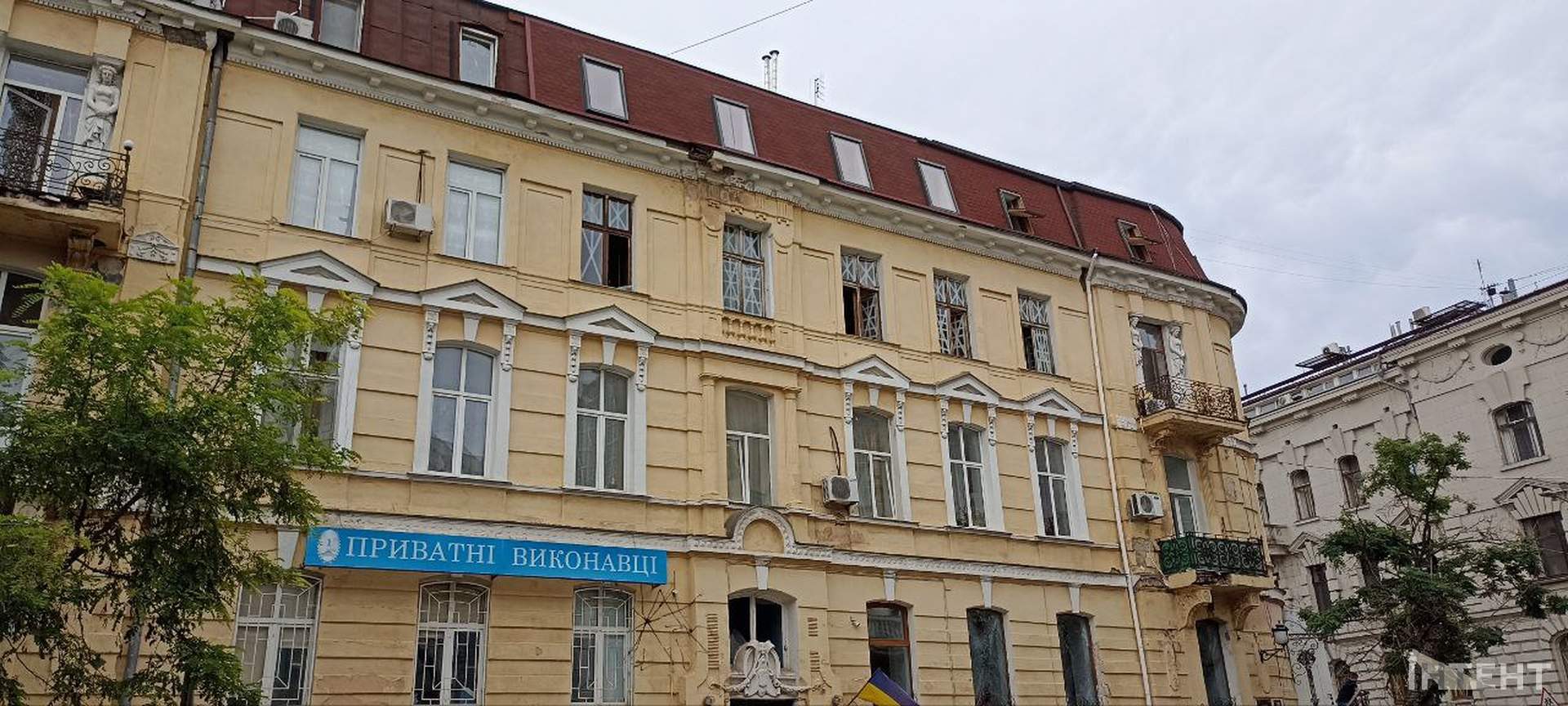 Наслідки нічної атаки росіян по Одесі в світлинах Інтента