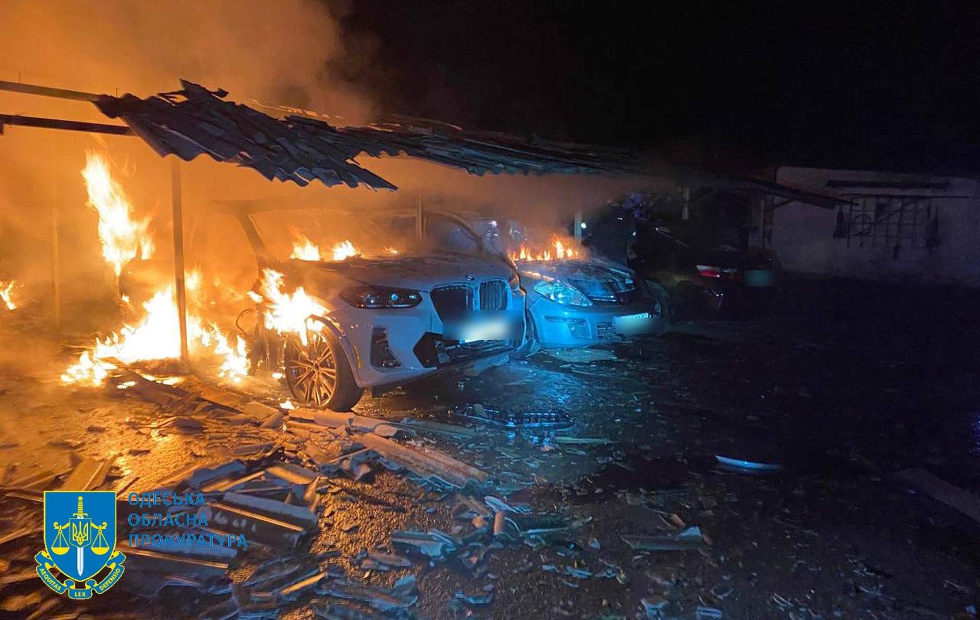 Внаслідок російської атаки в Одесі вночі згоріли 20 авто