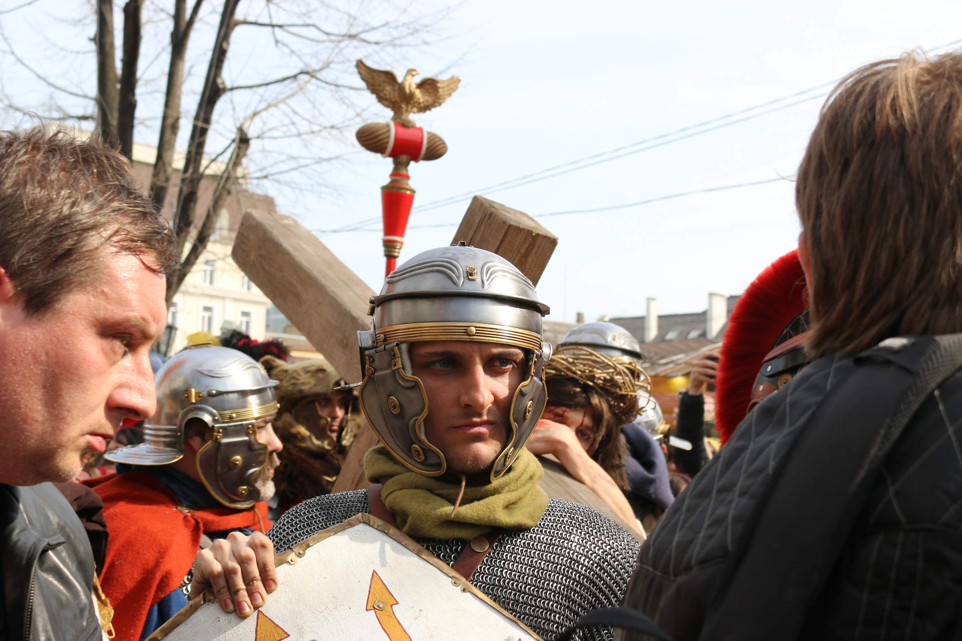 «Пасхальная реконструкция» в Одессе: плакальщицы, медвежьи шкуры и селфи с легионерами