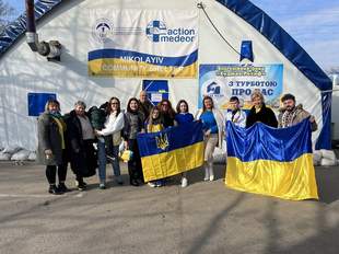 Діти з Одещини заспівали для миколаївців у пункті незламності Гімн України