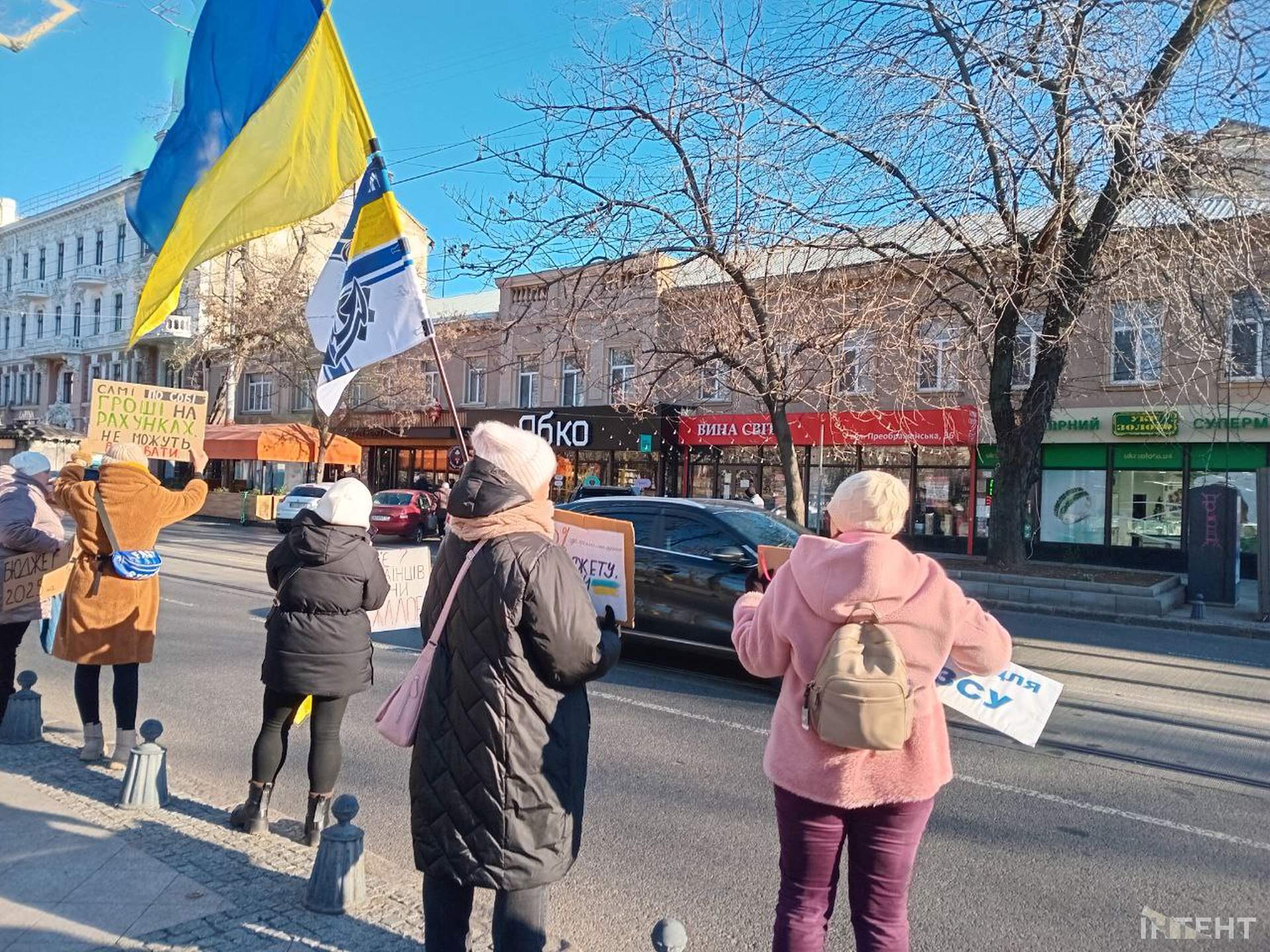 Фронт наближається: в Одесі протестуючи проти недоречних закупівель стояли вздовж вулиці