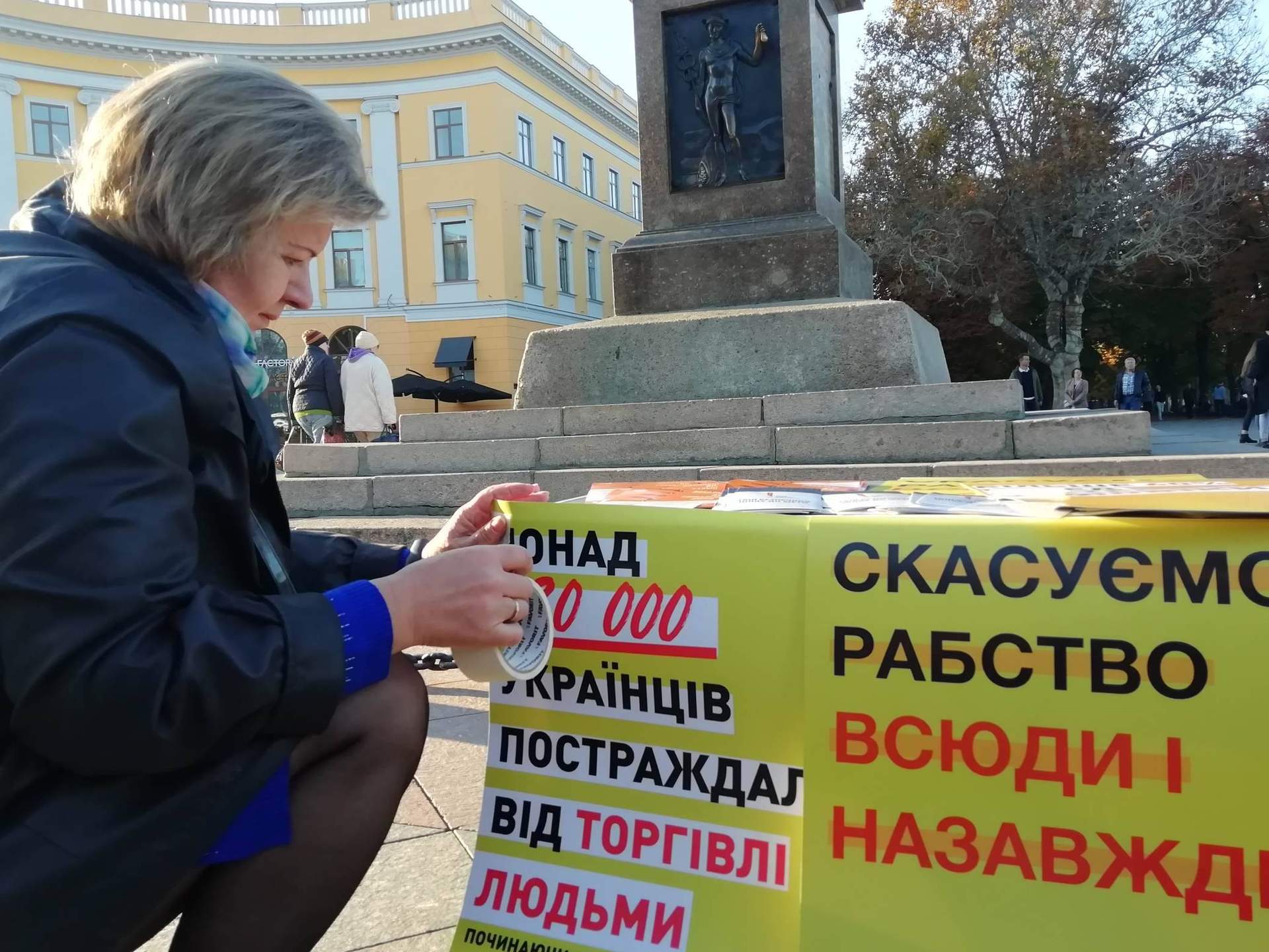У чорному та з парасолями: в Одесі пройшла акція проти торгівлі людьми