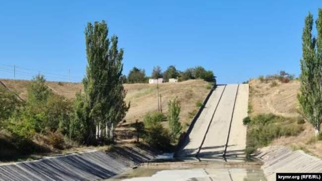 Спустілий водовідвідний канал від греблі Білогірського водосховища. Фото: Крим.Реалії