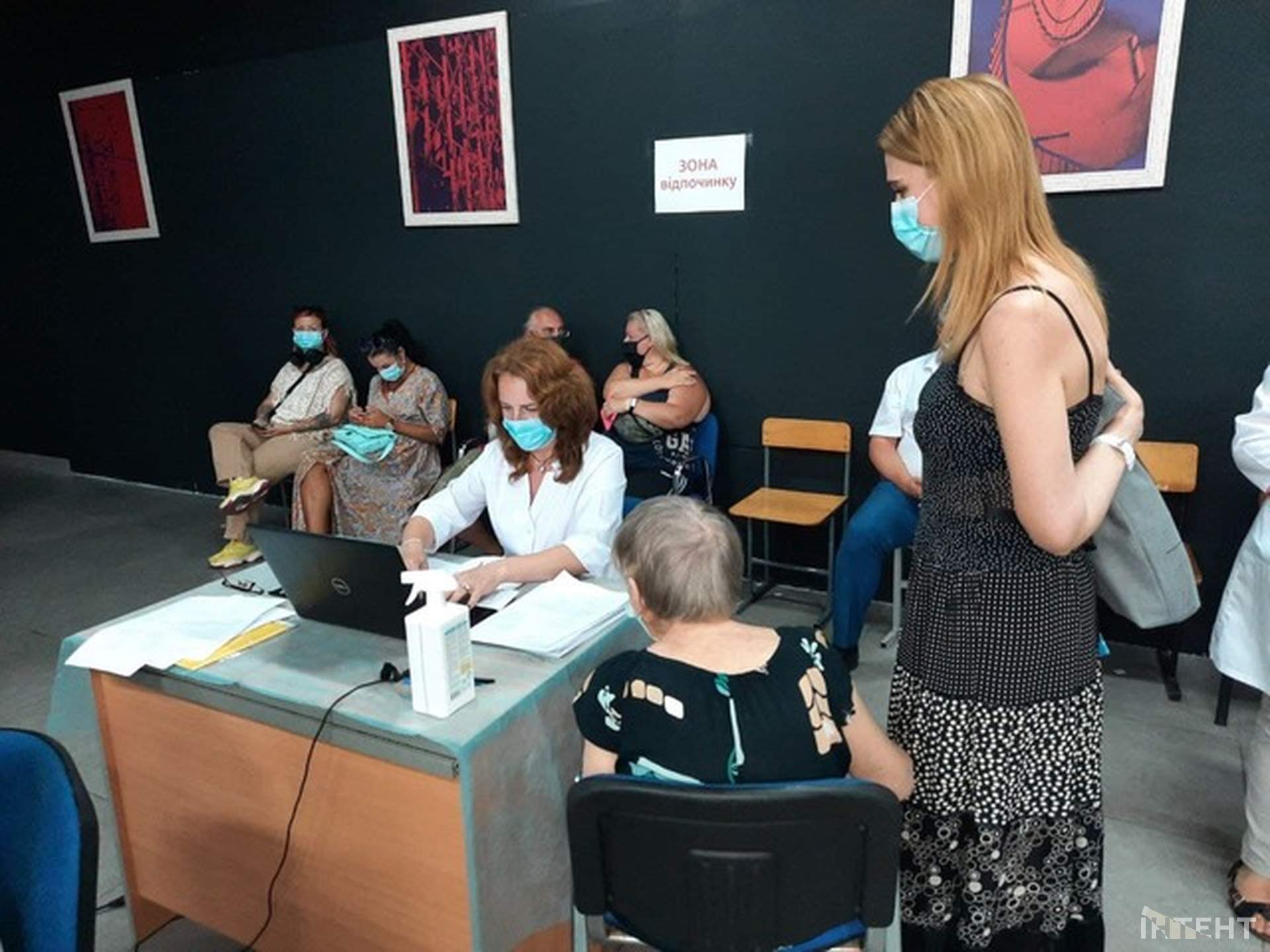 Вакцинація в Одесі: 500-й щеплений, ранкові черги й домашні улюбленці