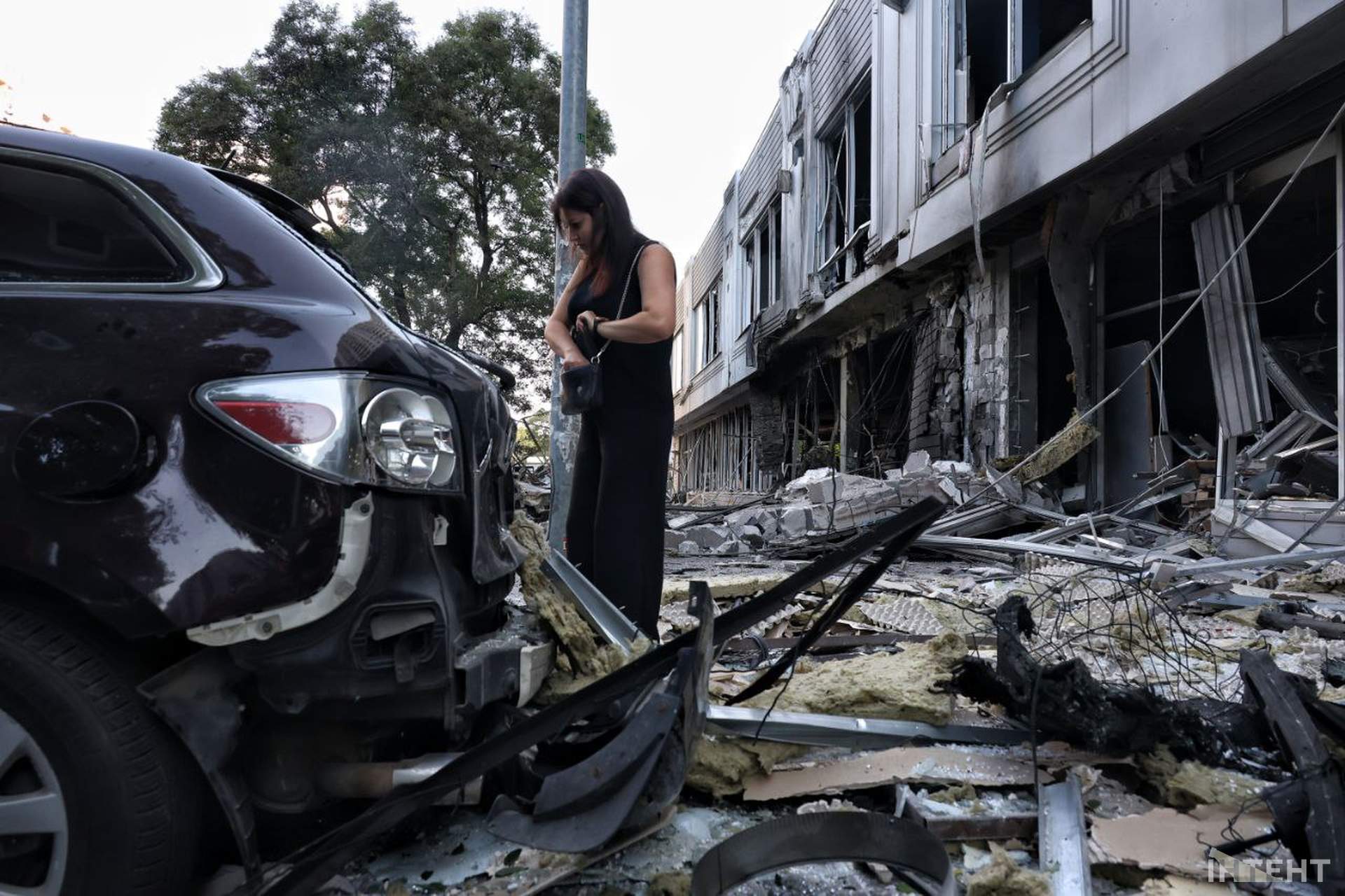 Внаслідок нічного обстрілу Одеси постраждали відділення банку та супермаркет