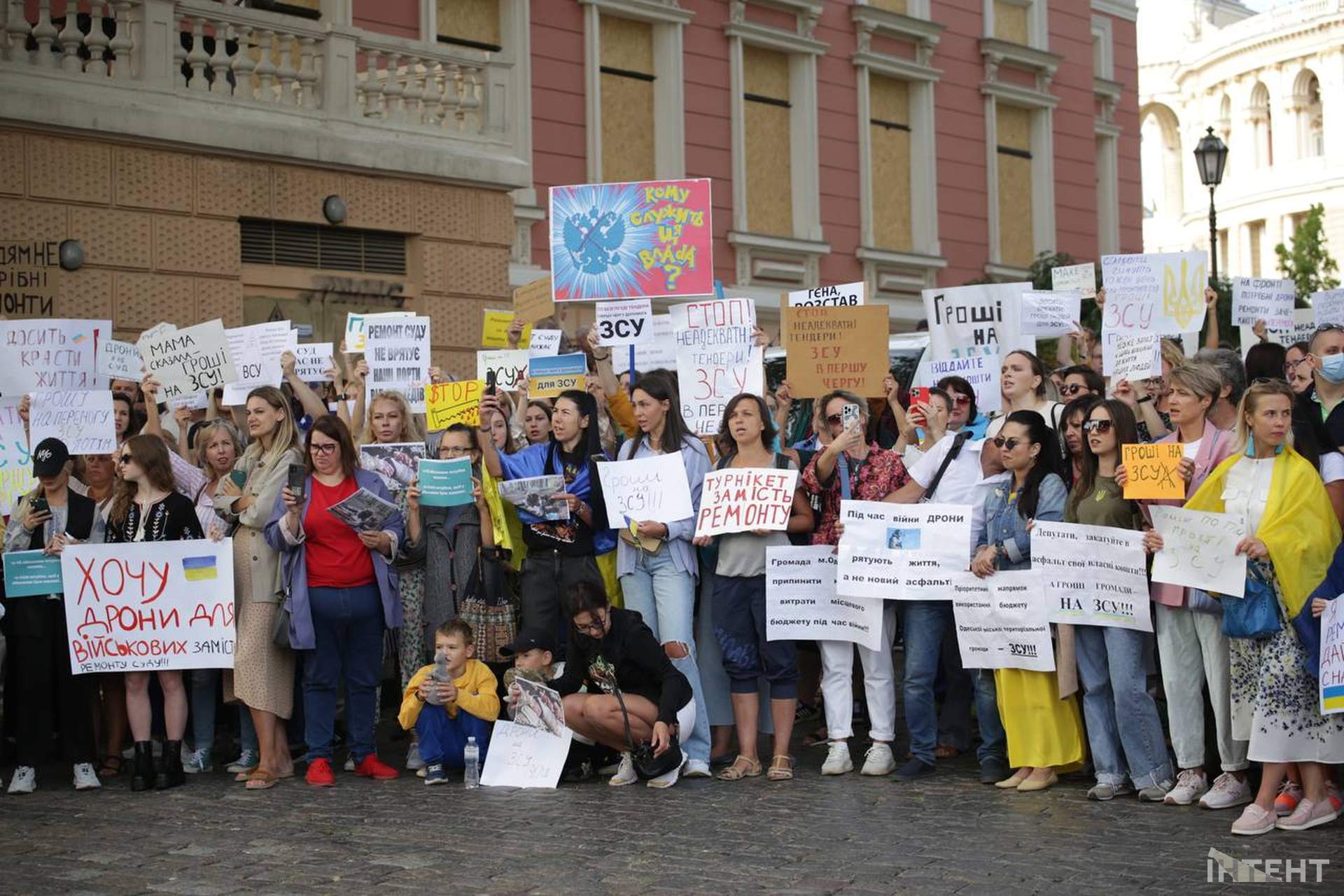 "В першу чергу - ЗСУ": в Одесі вже майже два тижні протестують проти несвоєчасних тендерів