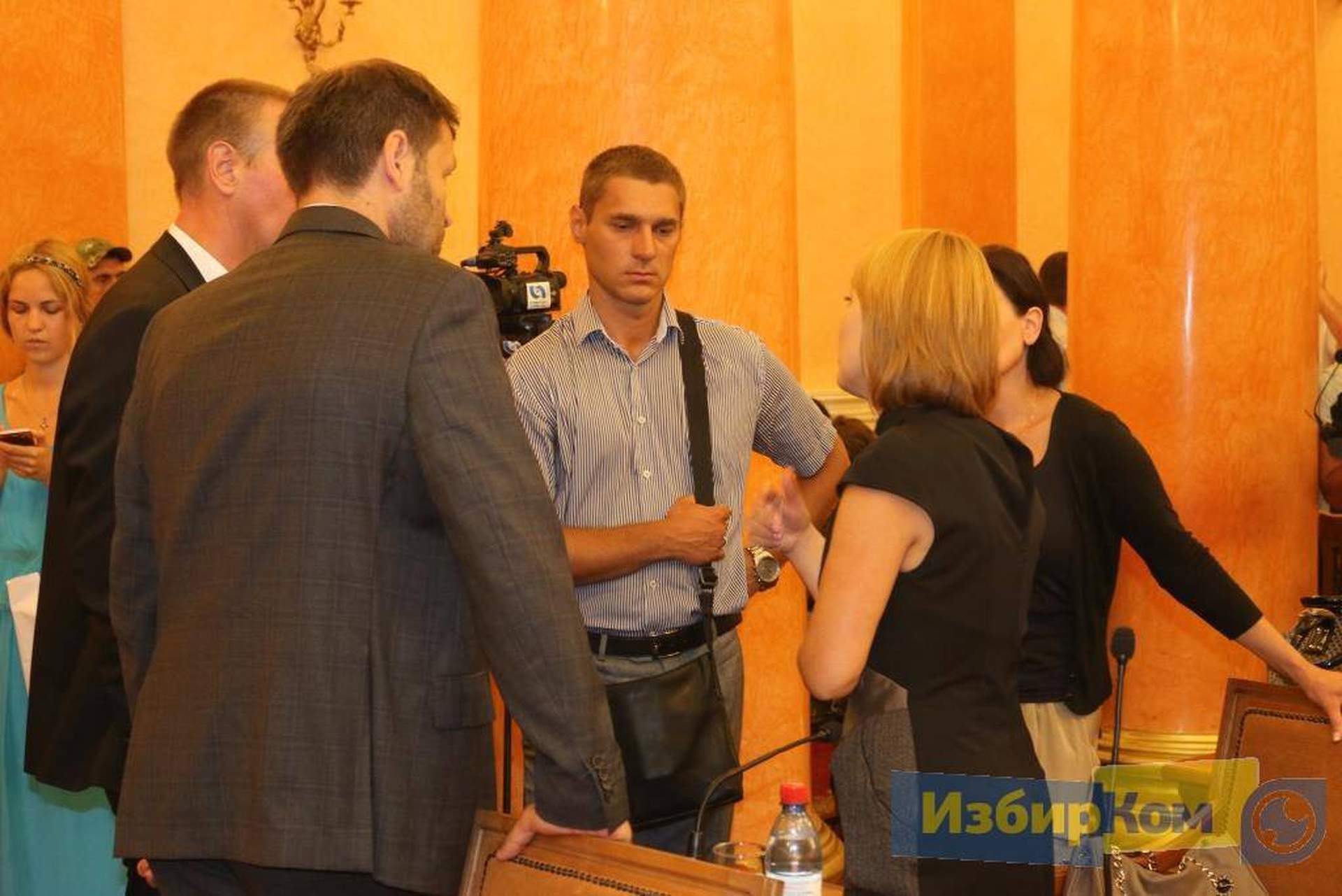 Неожиданная сессия Одесского горсовета: оцепление вокруг мэрии и сбор ради одного вопроса