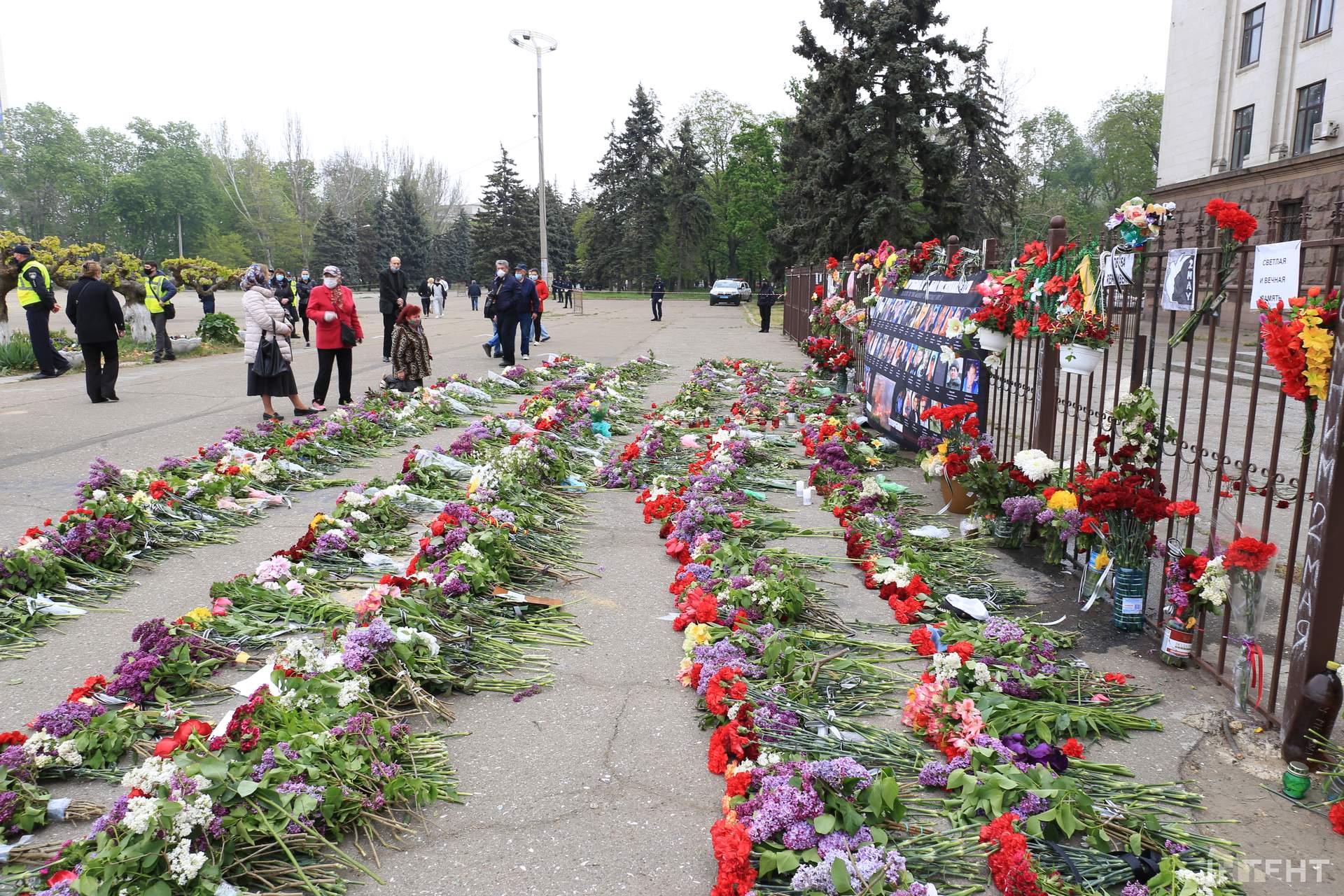 Карантинные ограничения и шестая годовщина 2 мая в Одессе: что происходит у Дома профсоюзов