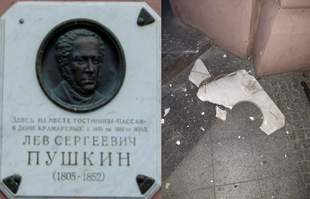 В Одессе снесли памятную доску Пушкину