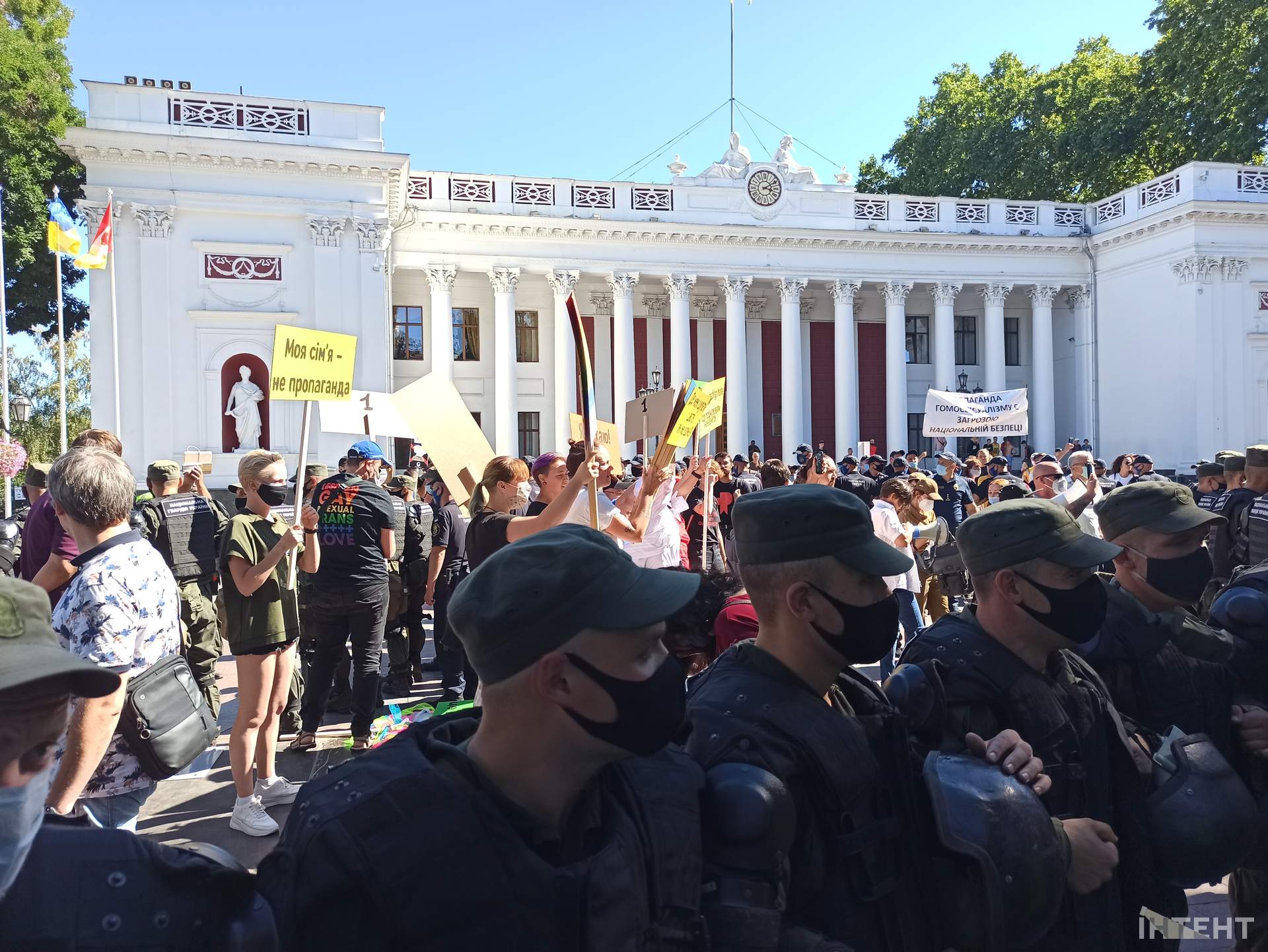 Акція в рамках "Одеса Прайду": протистояння біля мерії